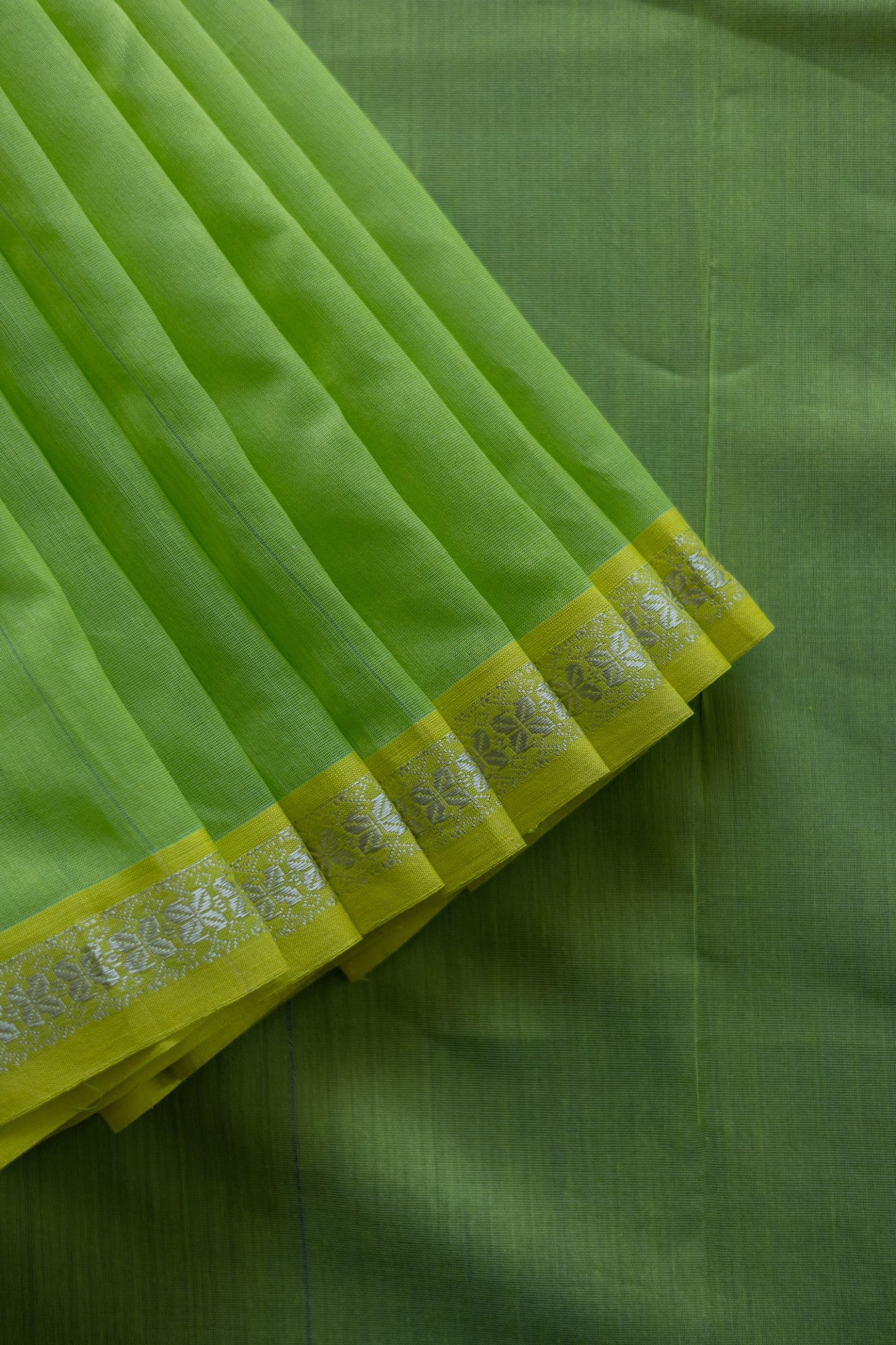 Green Maheswari Checks Body Zigzag Border Saree