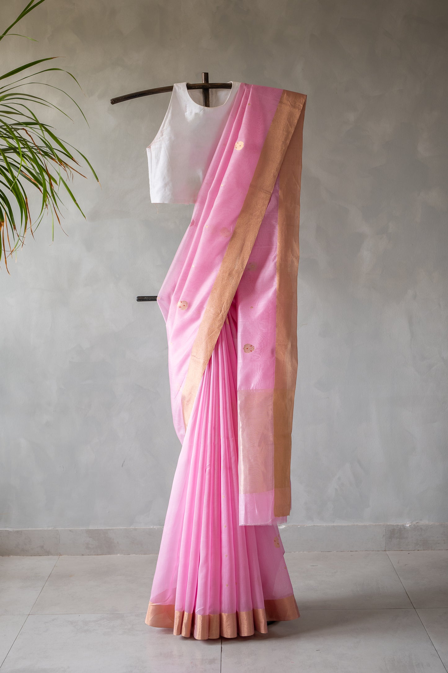 Blush Pink Maheshwari Silk Cotton with Antique Gold Border and Butti Motifs Saree